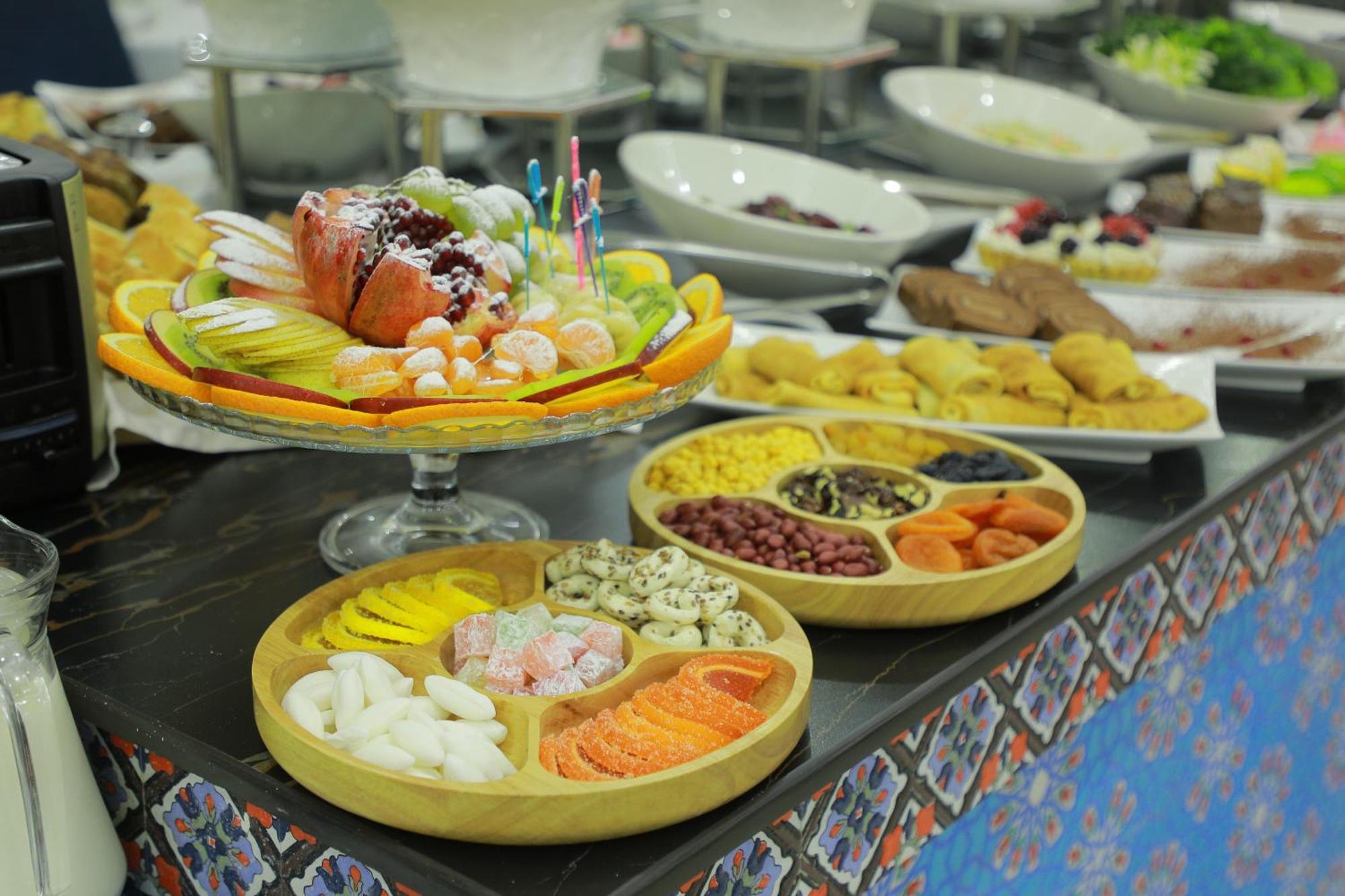 Human Hotel Tashkent Bagian luar foto
