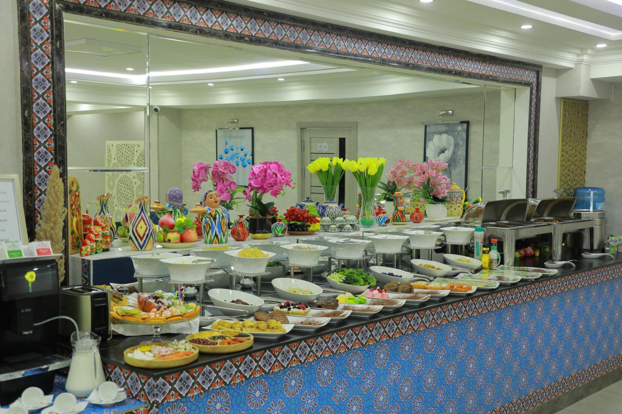 Human Hotel Tashkent Bagian luar foto